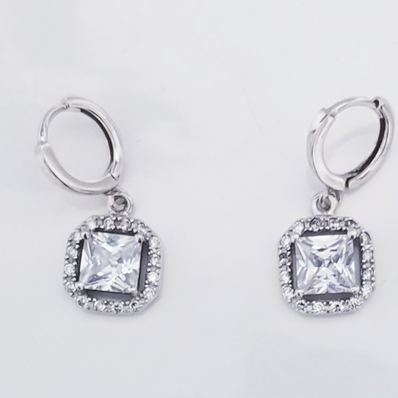 Jewelry - Fashion dangle Earrings silver tone